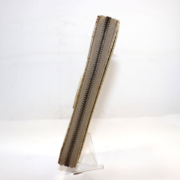 Samantha Thavasa Embossed Zip Wallet – Beige Patent Logo Print - Picture 6 of 8